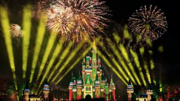 Minnie’s Wonderful Christmastime Fireworks

