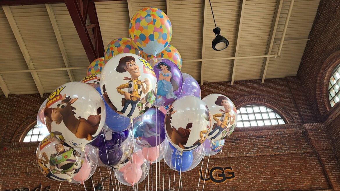 It’s a whole new world with this super cute Jasmine Balloon at Disney World
