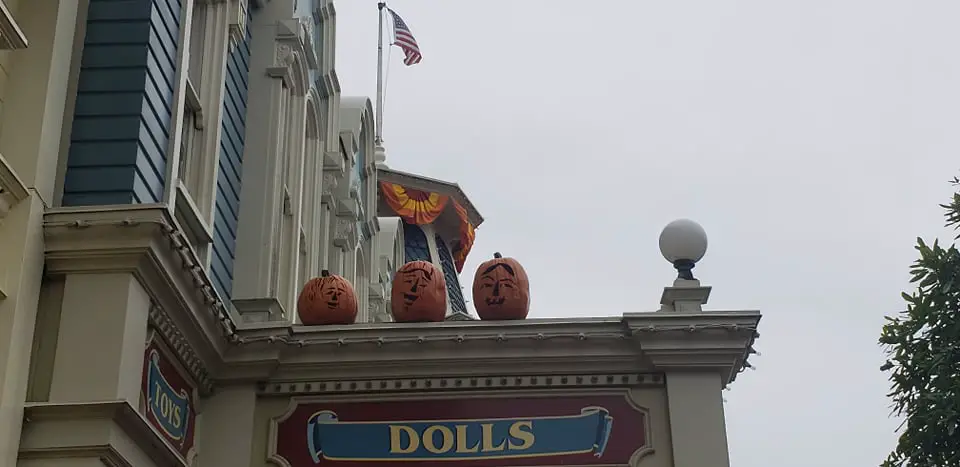 More fall decorations added to the Magic Kingdom