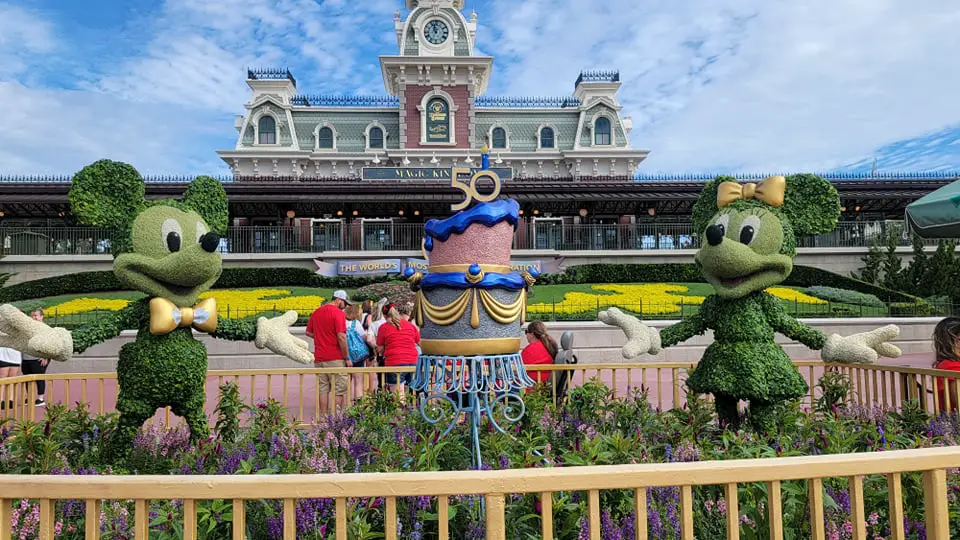 Mickey and Minnie Topiaries Celebrate the 50th Anniversary with a super cute display