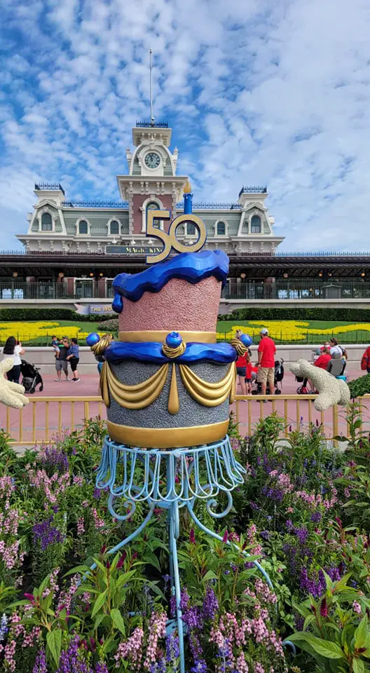 Mickey and Minnie Topiaries Celebrate the 50th Anniversary with a super cute display