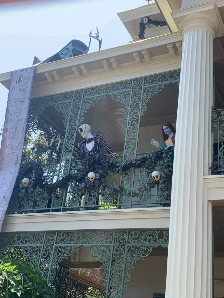 Jack & Sally greeting guests from the Balcony of Haunted Mansion