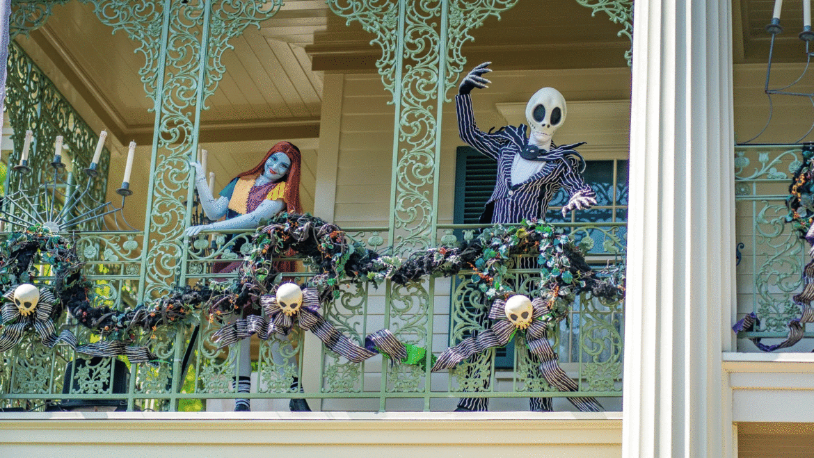 Jack & Sally greeting guests from the Balcony of Haunted Mansion