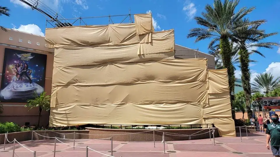 Scaffolding covers guitar ourside of Rock n Roller Coaster