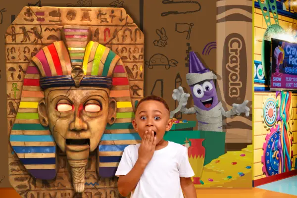 Screamin’ Green Hauntoween Pharaoh and Mummy Photo Op