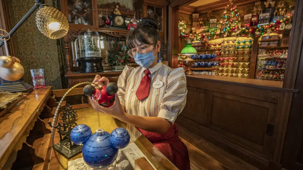 All new Plaza Point Holiday Store now open in Disneyland