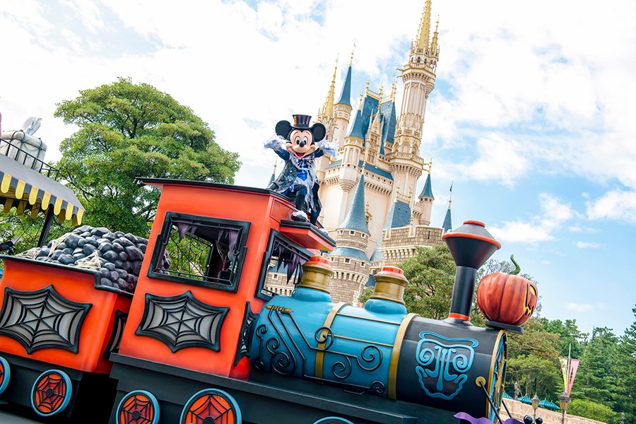 Tokyo Disneyland plans on reducing the number of visitors by 20%