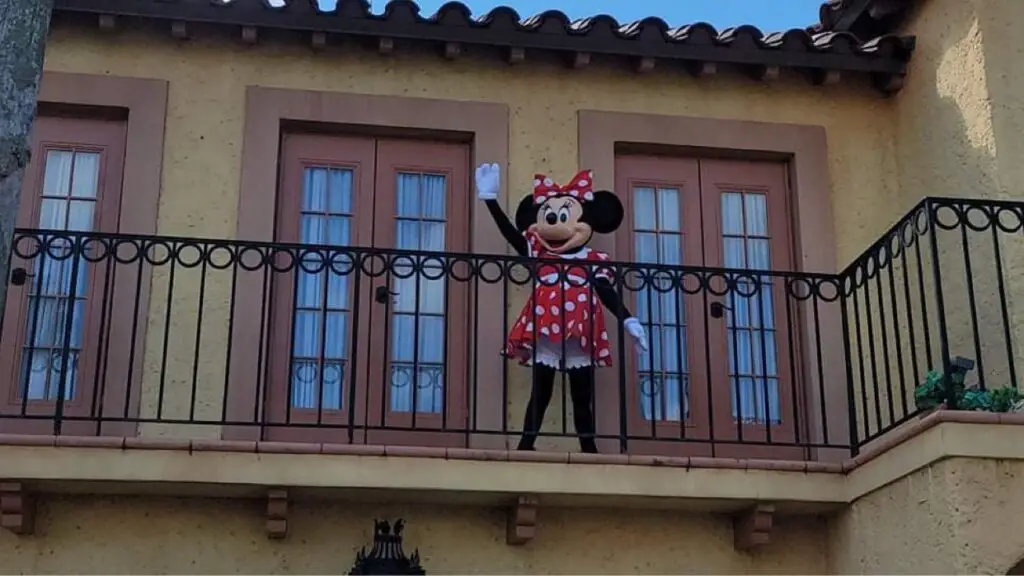Mickey & Minnie Mouse greeting guests from high above Hollywood Studios