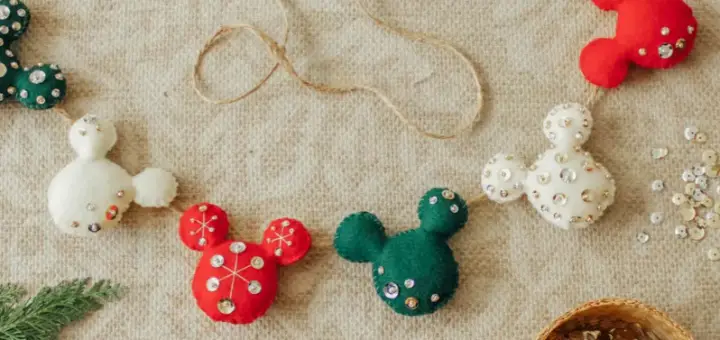 Adorable Mickey Garland DIY To Decorate Your Home This Holiday Season!