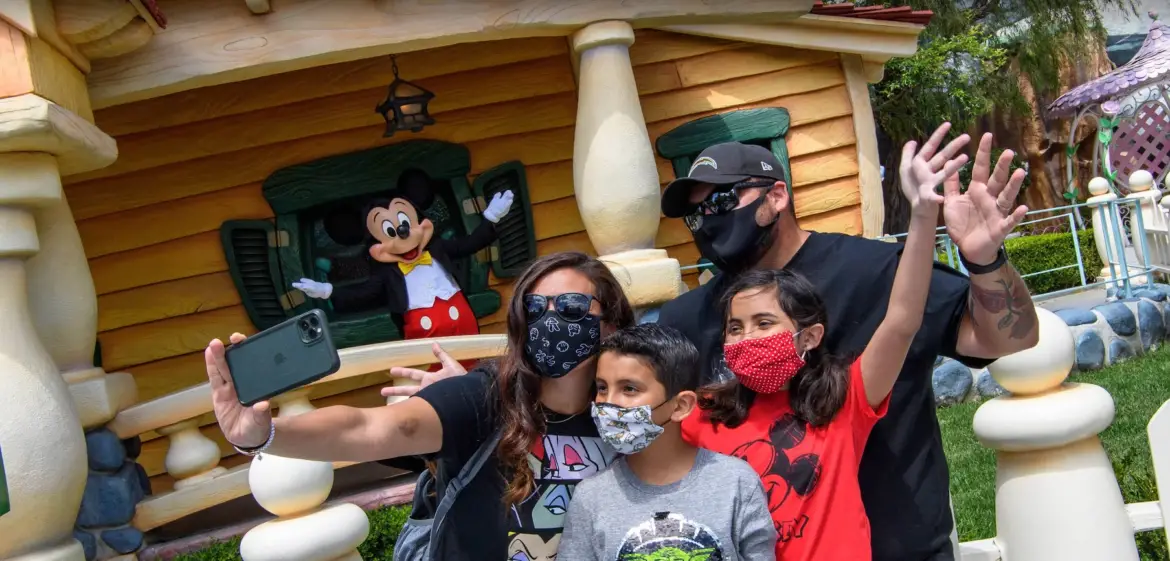 You can pay for a 90-minute gathering at Mickey’s House in Disneyland