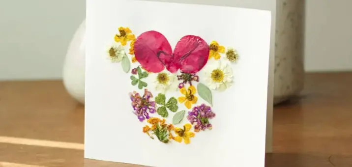 Beautiful Minnie Mouse Pressed Flowers Card DIY To Send To Your Loved Ones!