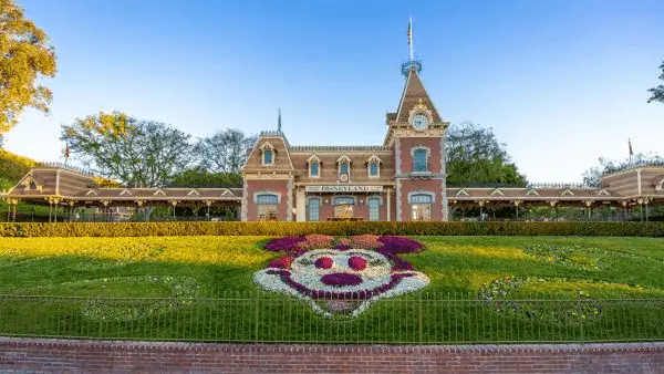 Minnie Mouse Flowers in Bloom at Disneyland for Women’s History Month
