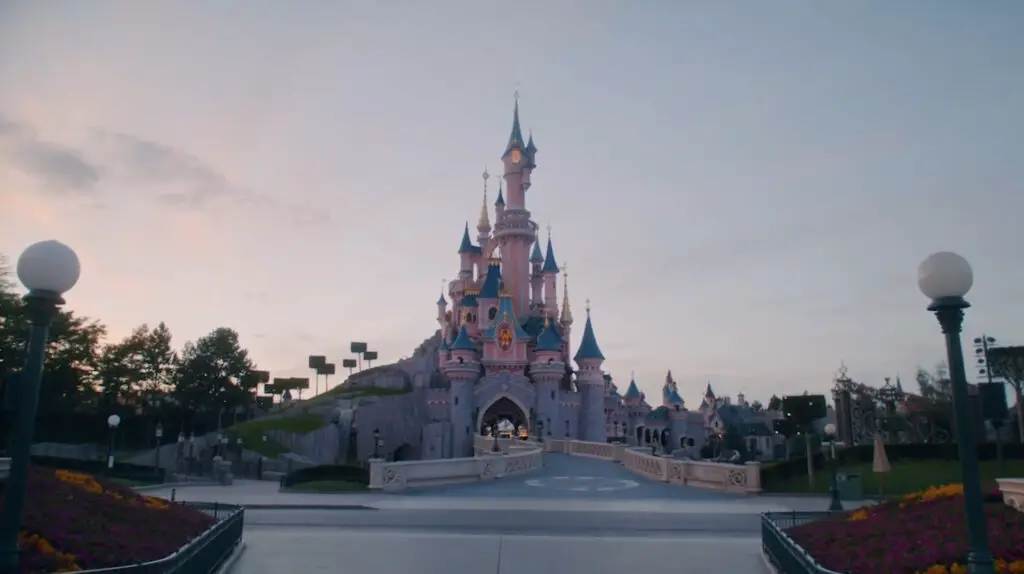 Video: Disney Cast Members Stops Proposal in Front of Castle