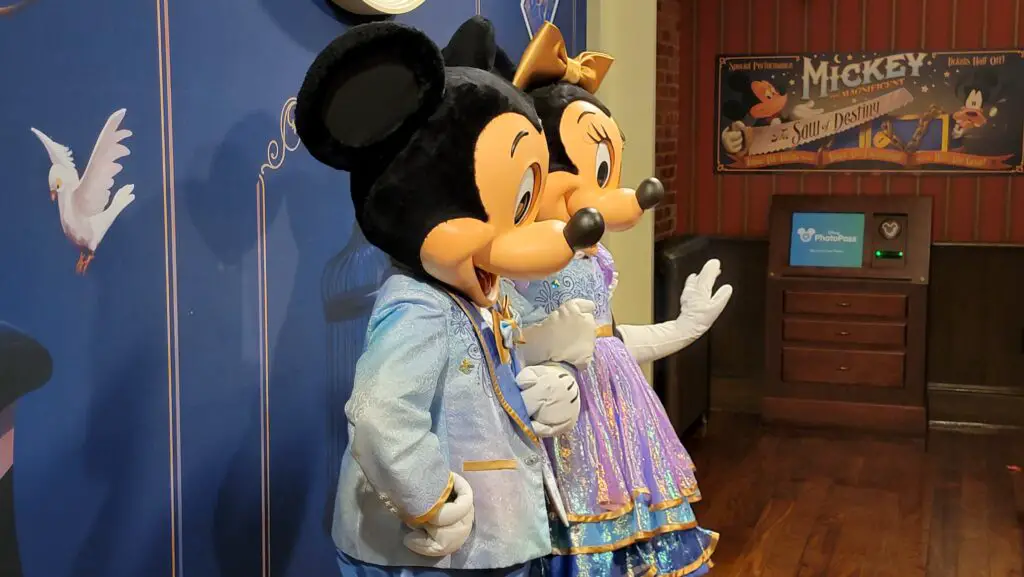 Minnie Mouse Greeting Guests