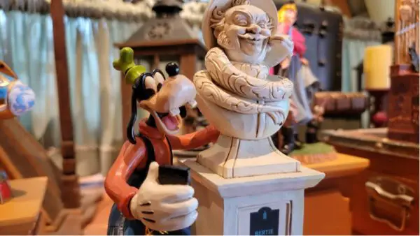 Goofy Haunted Mansion Selfie Statue