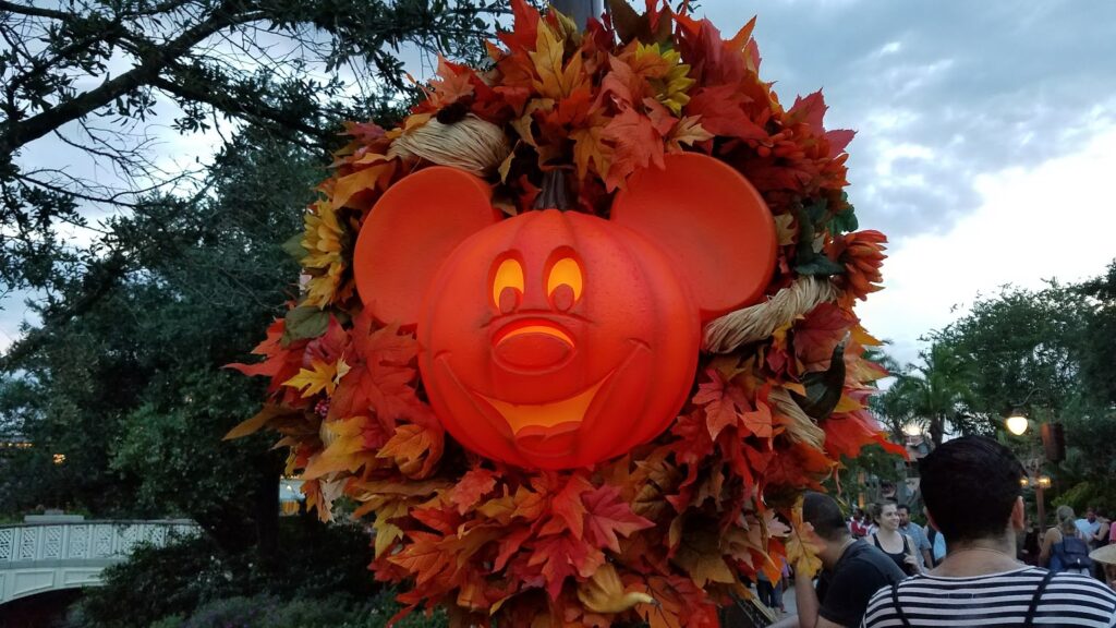 Mickey Pumpkin Wreathes finally arrive at the Magic Kingdom