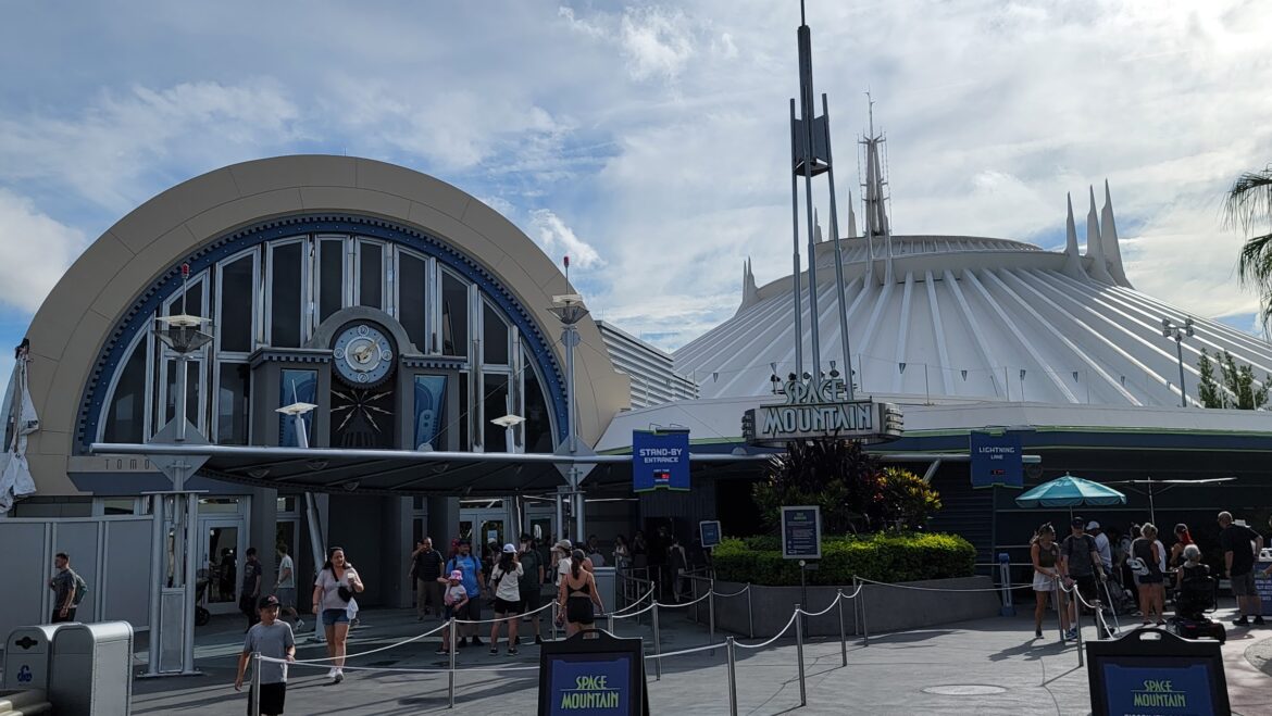 Video: Guest jumps in restricted area for a Space Mountain Photo