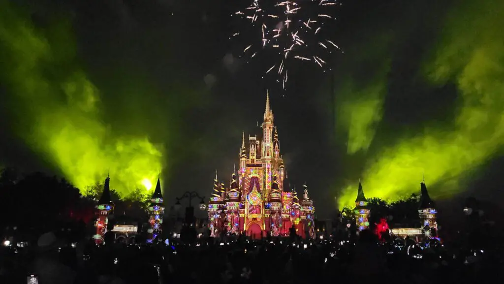 2022-Minnies-Wonderful-Christmastime-Fireworks-Show