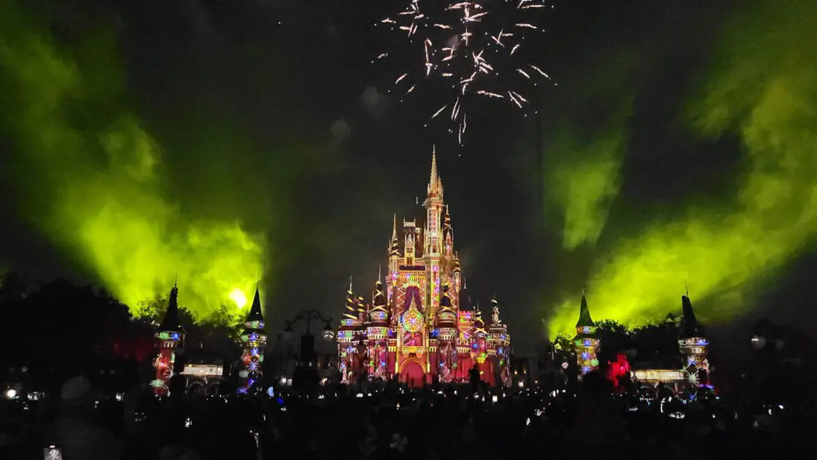 2022 Minnie’s Wonderful Christmastime Fireworks Show
