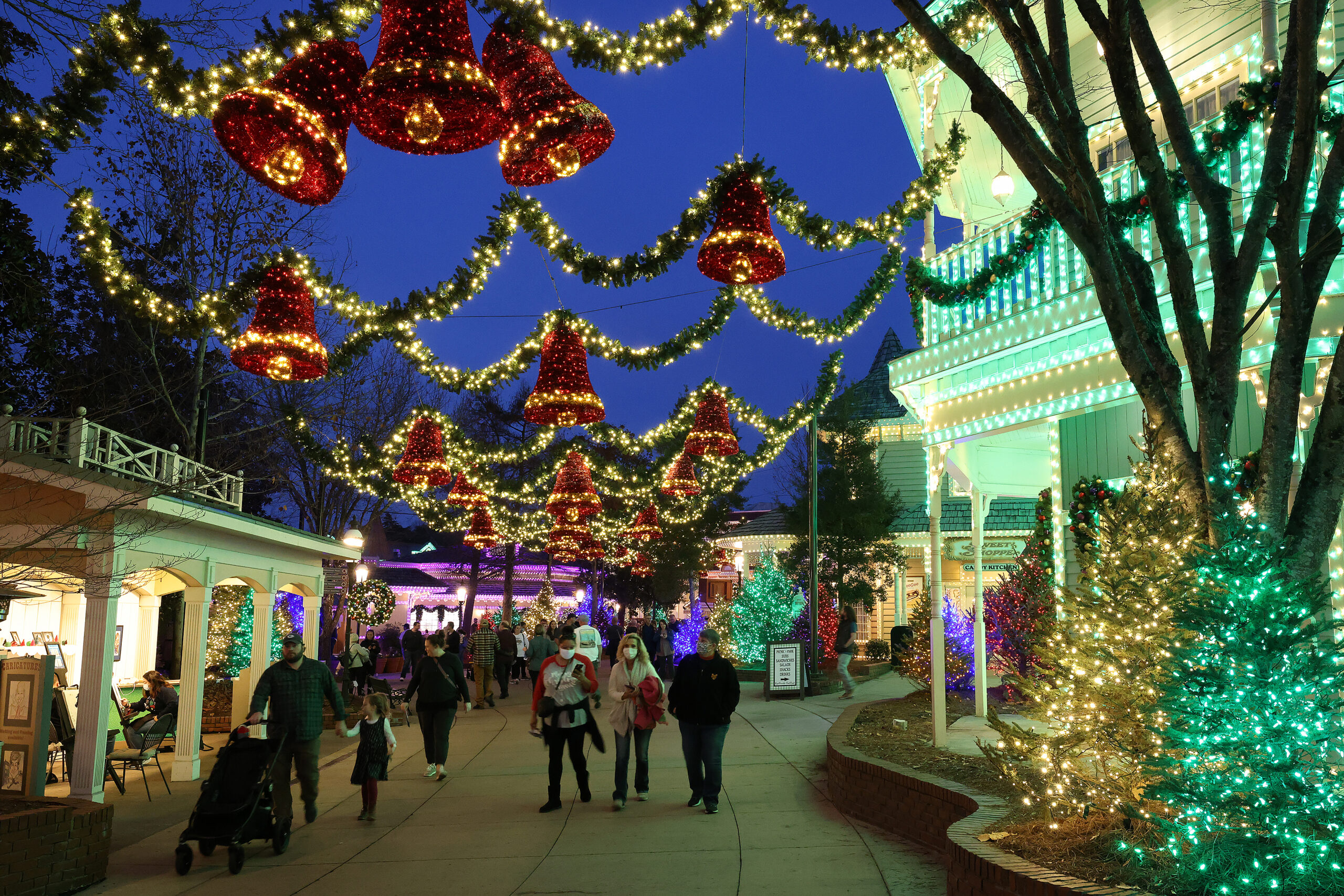 Dollywood’s Smoky Mountain Christmas Returns November 5th With 6 ...