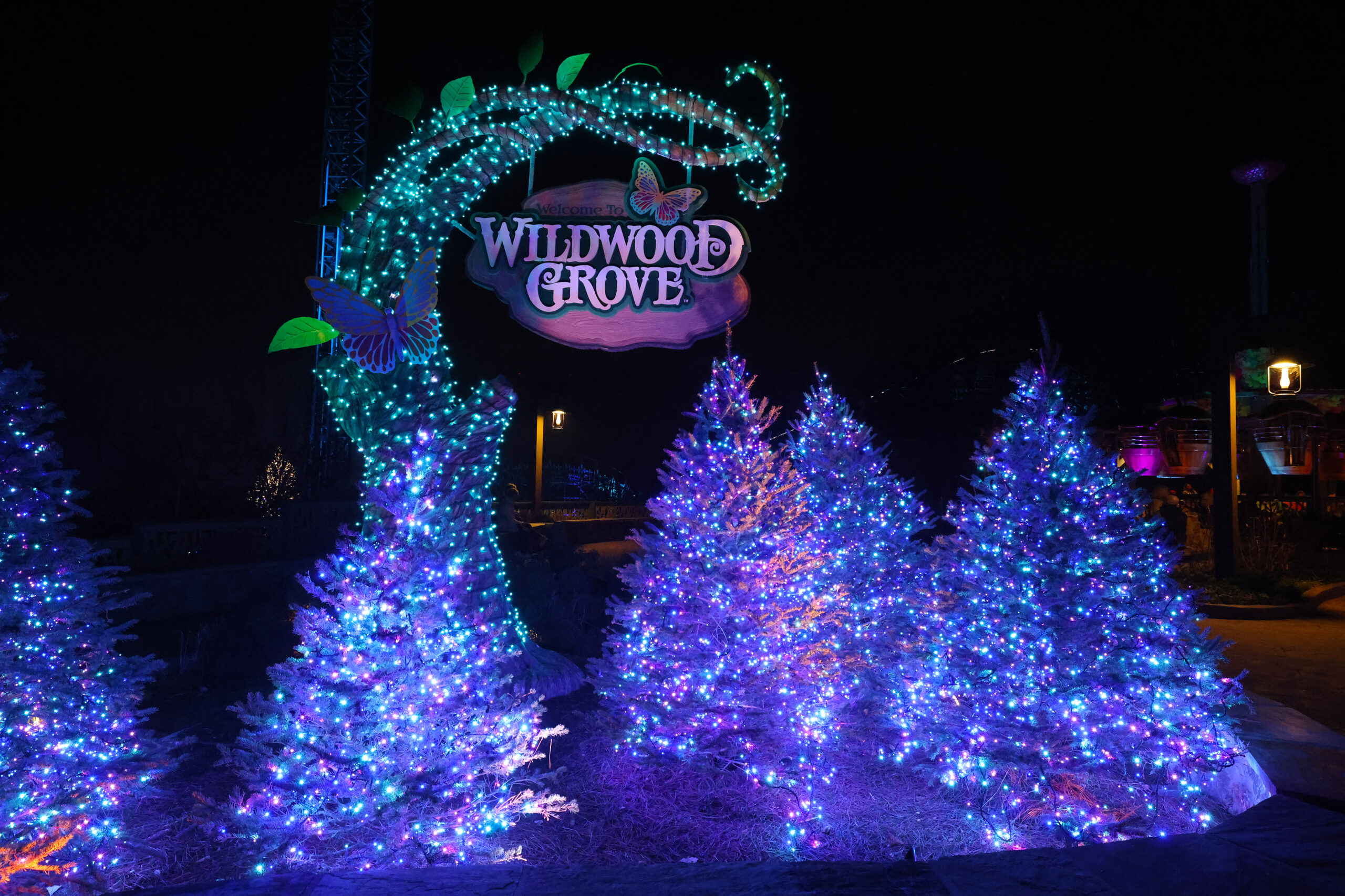 Dollywood’s Smoky Mountain Christmas Returns November 5th with 6 Million Lights Chip and Company