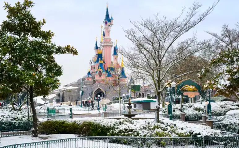First Snowfall of 2022 at Disneyland Paris