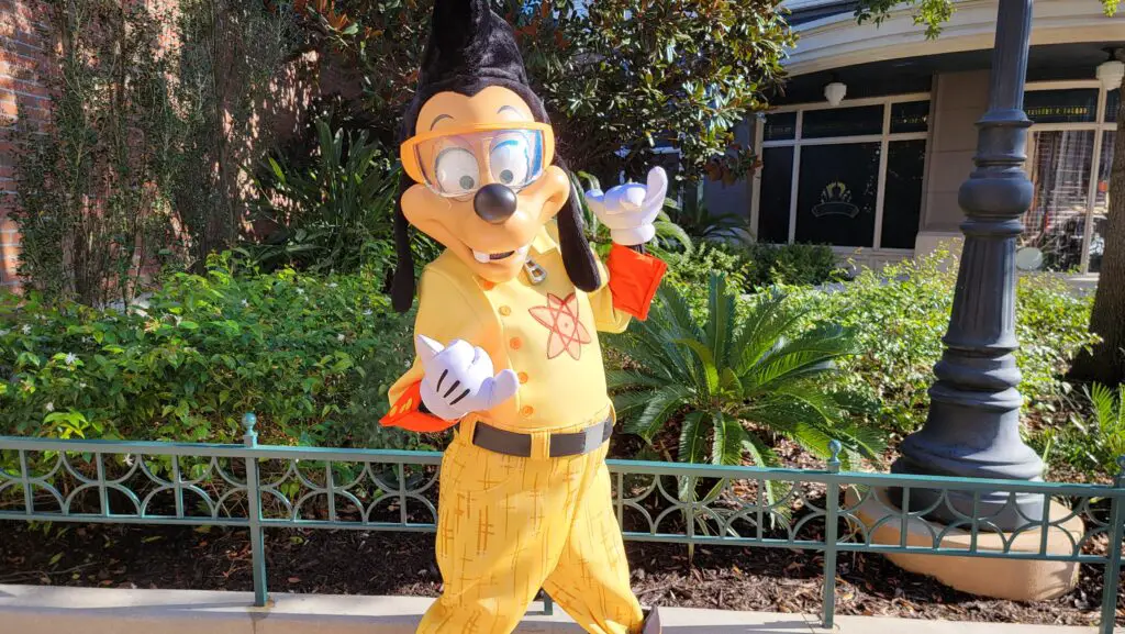 Powerline Max & Goofy Meeting Guests in Hollywood Studios