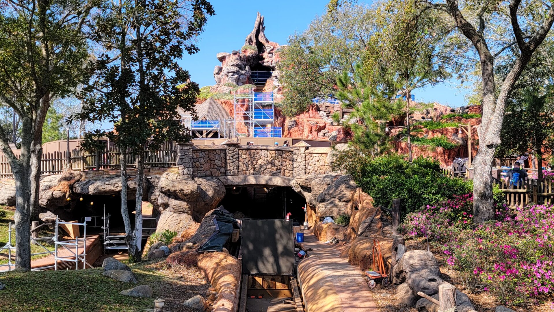 Splash Mountain Demolition Focuses on Track Removal as Scaffolding Goes Up