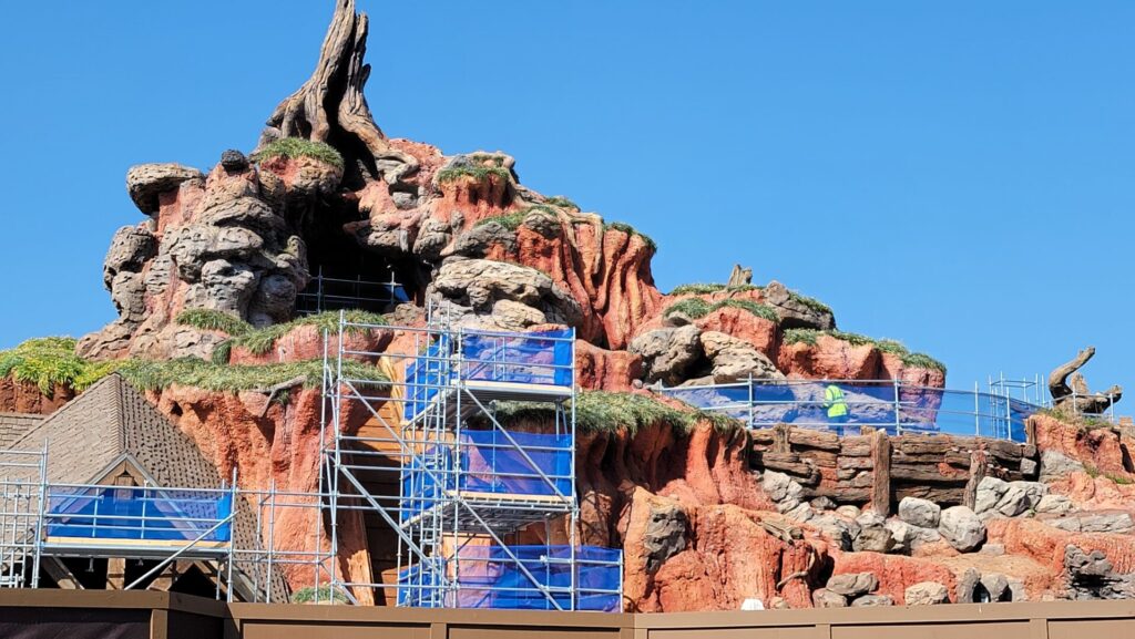 Splash Mountain Demolition Focuses on Track Removal as Scaffolding Goes Up