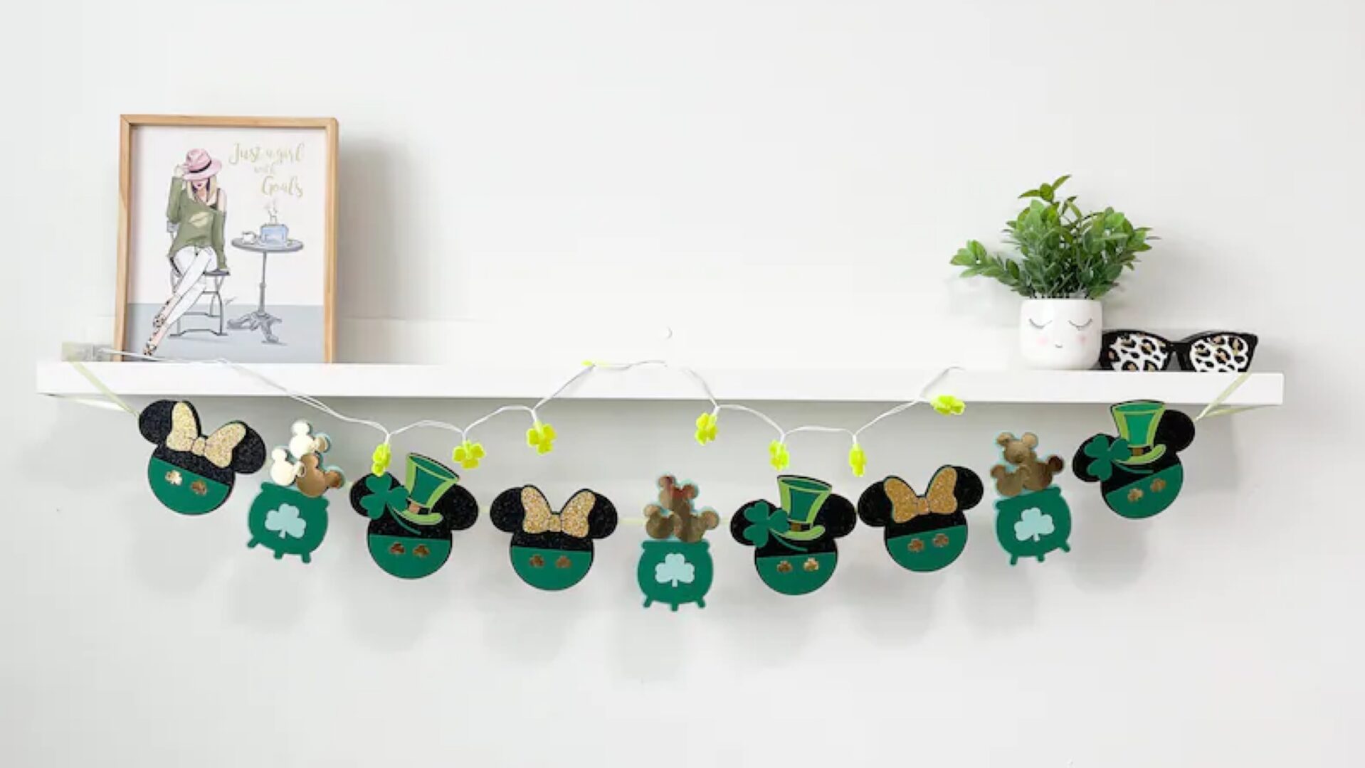 Mickey & Minnie St. Patrick’s Day Garland To Decorate Your Home!