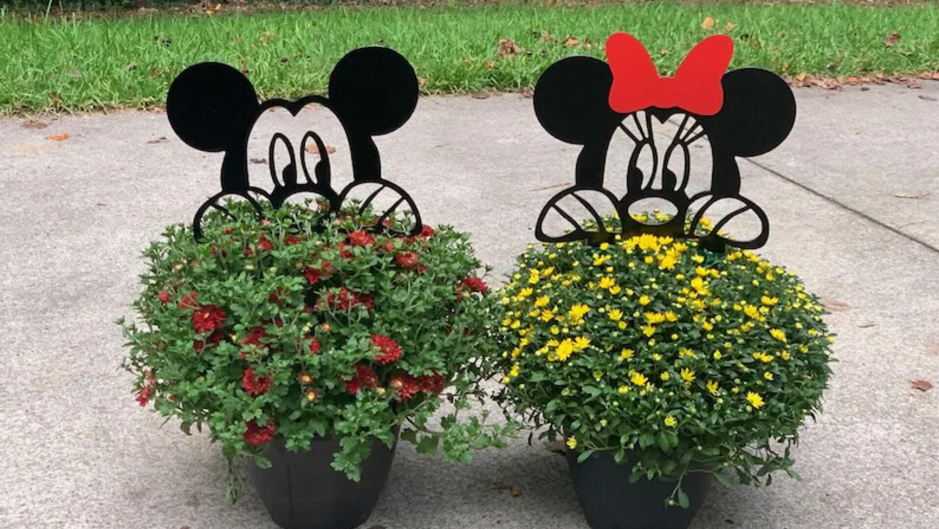 Adorable Mickey & Minnie Yard Signs For Your Home!