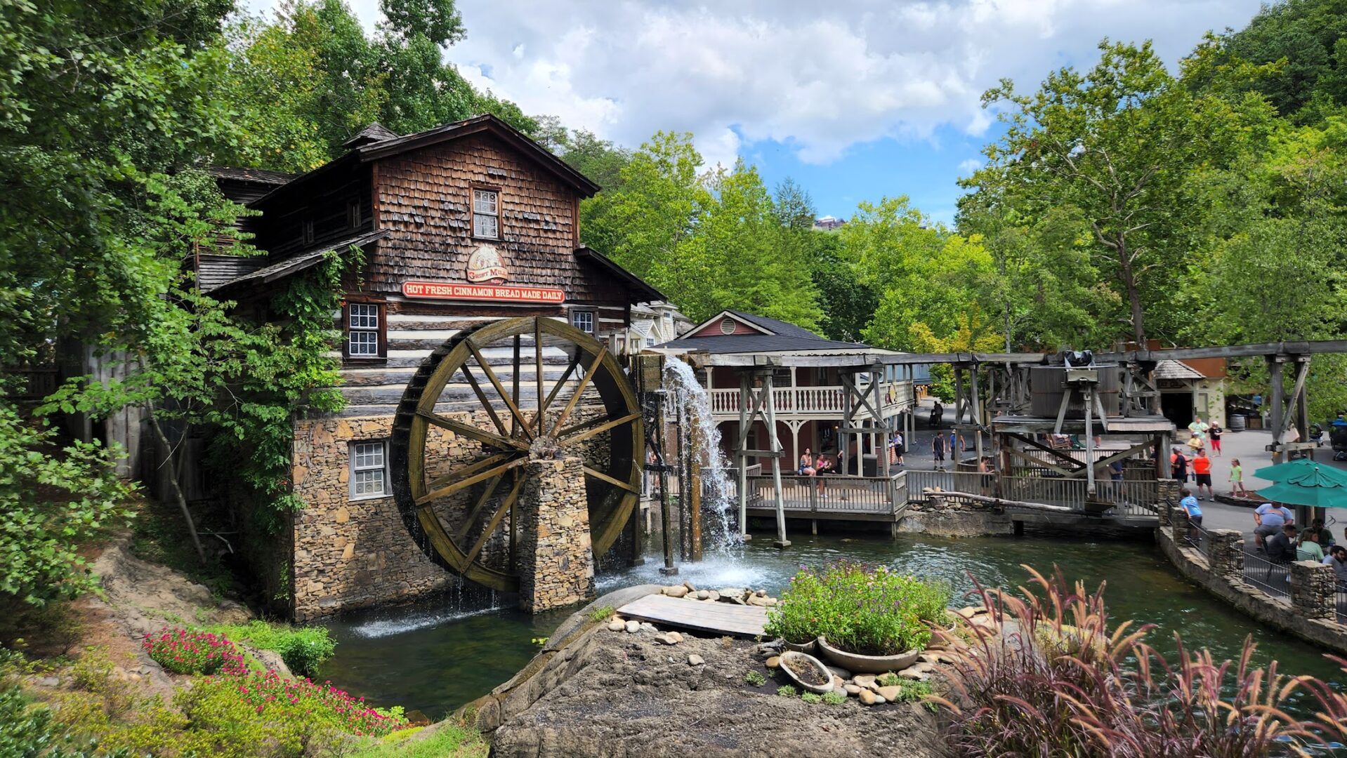 Dollywood’s Smoky Mountain Summer Celebration: The Ultimate Destination for America’s Summer Road Trip
