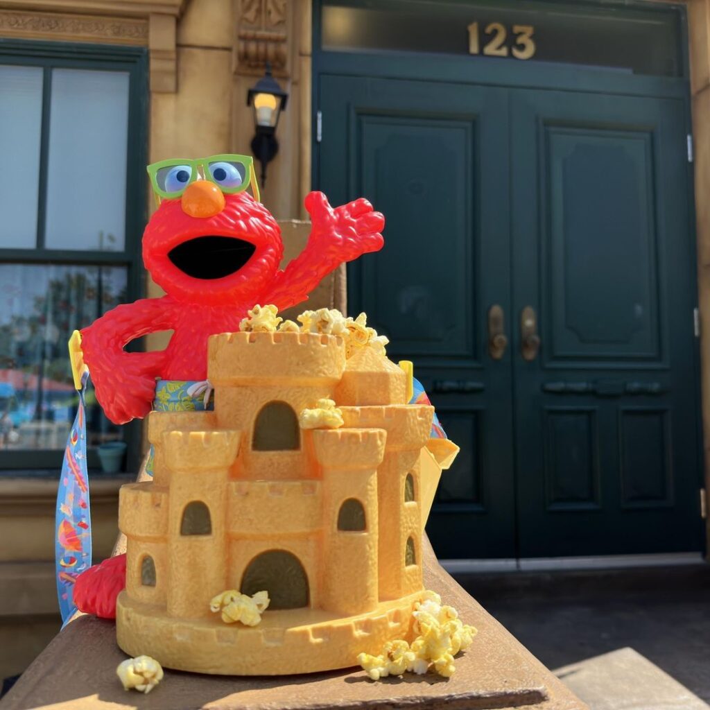 Elmo-Sandcastle-Popcorn-Bucket-Debuts-at-SeaWorld-Orlando