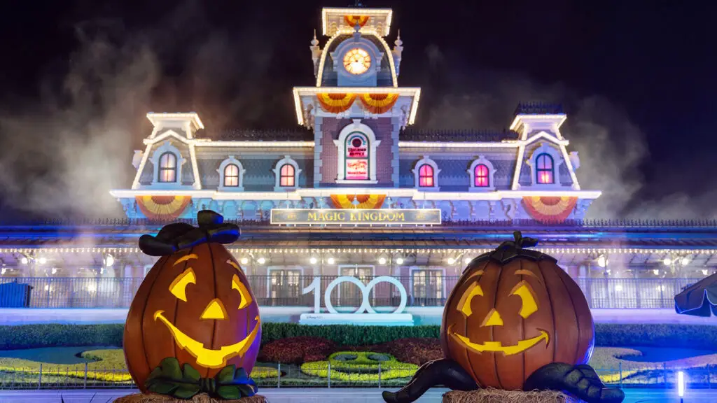 Magic Kingdom gets Decorated for Fall