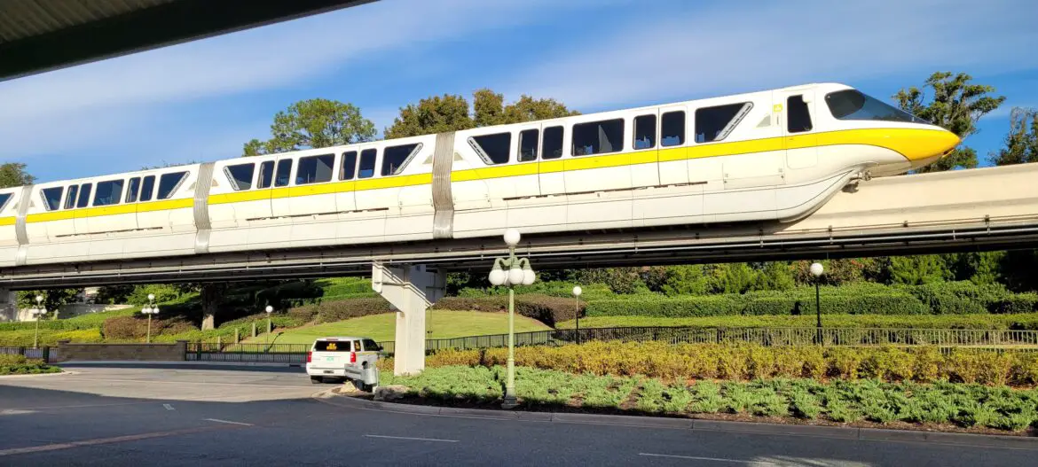 Guests Evacuated by Emergency Service from Monorail Due to Breakdown