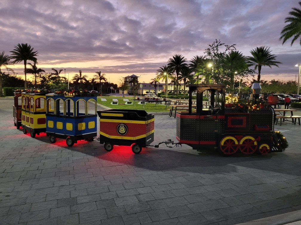 h20-water-park-holiday-train