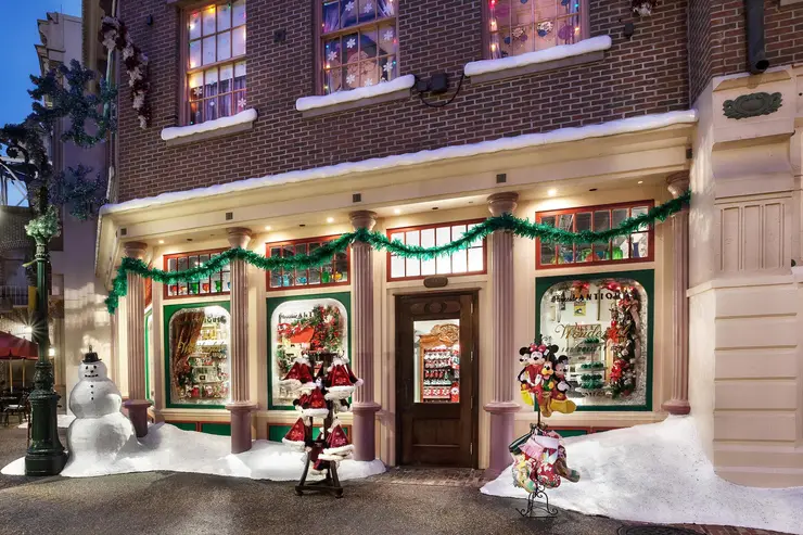 It’s a Wonderful Shop Opening at Disney’s Hollywood Studios as Santa Meet and Greet