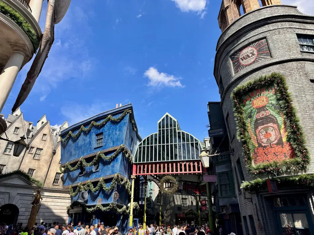 universal-holiday-decorations-diagon-alley-3