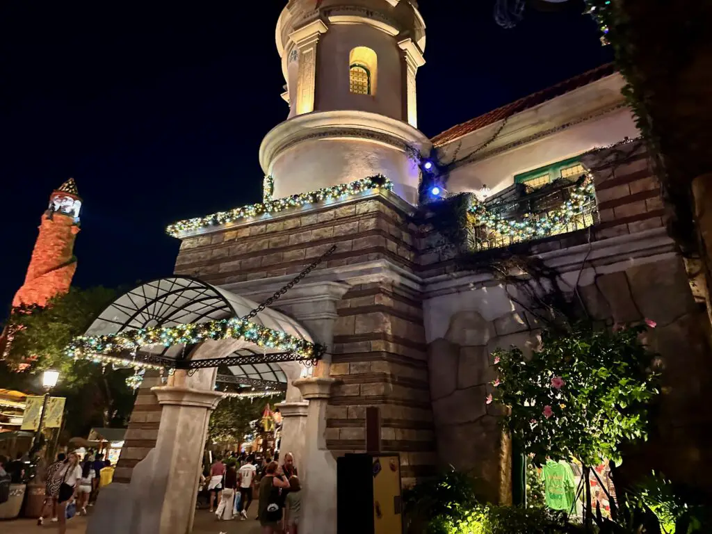 universal-holiday-decorations-port-of-entry-1