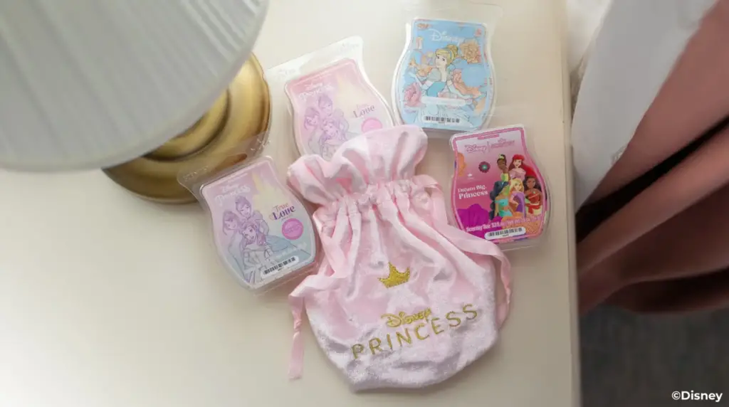 Popular-Disney-Princess-fragrances-bundled-with-a-pretty-pink-bag
