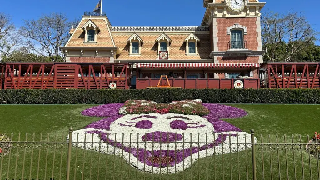 Minnie Mouse Flowerbed