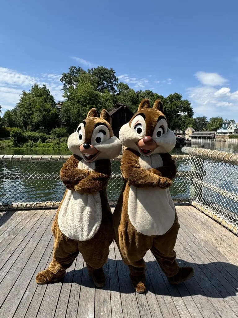 Chip-Dale-Greeting-Guests-at-a-New-Location-in-the-Magic-Kingdom-2
