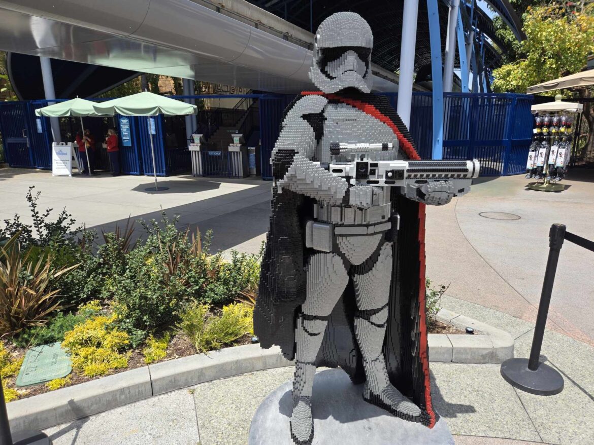 New Star Wars LEGO Displays in Downtown Disney for Star Wars Day