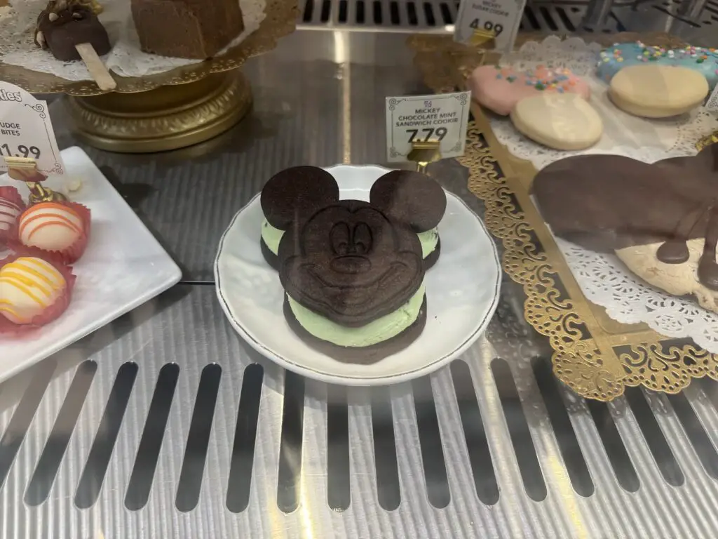 New-Mickey-Mint-Cookie-Sandwich-has-arrived-at-Magic-Kingdom-3