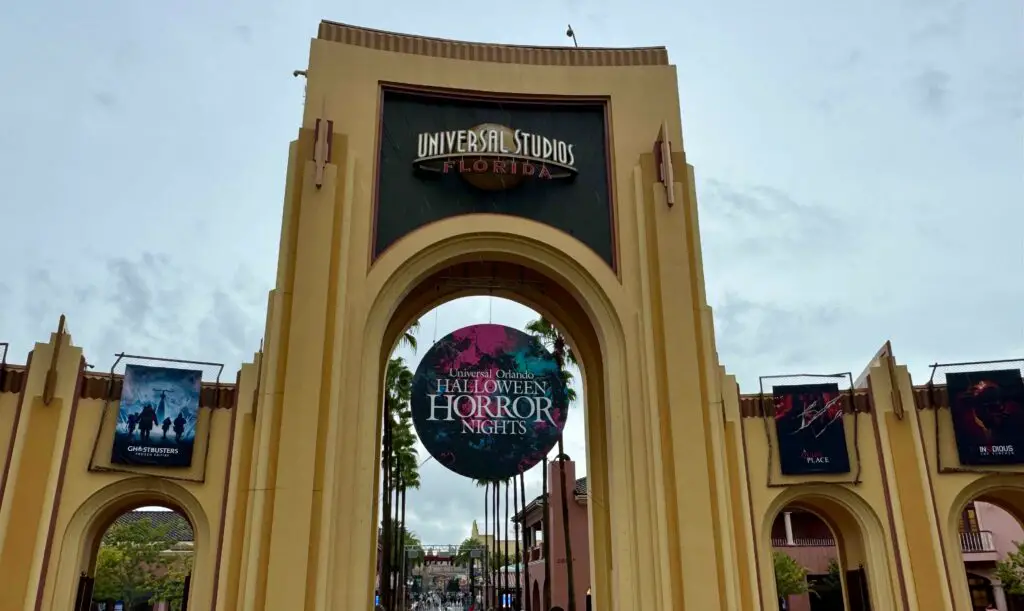 Halloween Horror Nights Medallion Added to Universal Studios Entrance cover 1