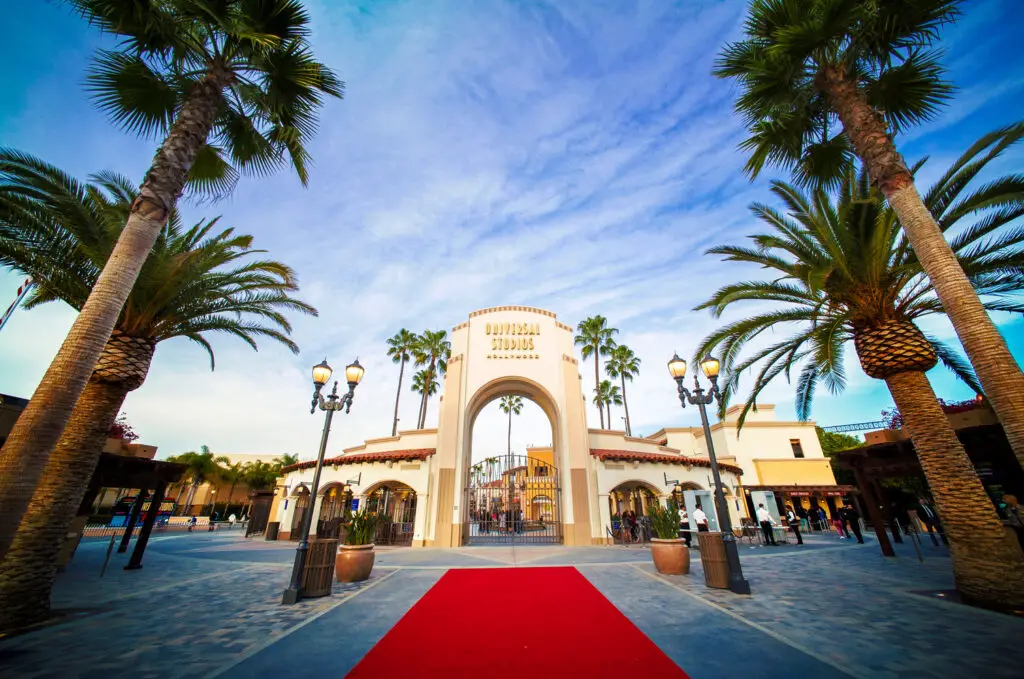 USH Arch w Red Carpet