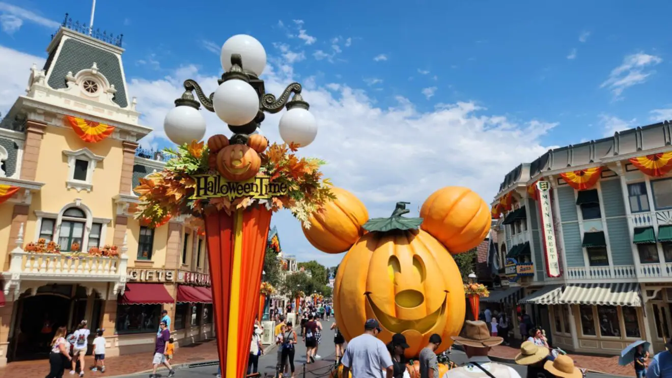 Giant Mickey Jack-o’-Lantern Returns to Disneyland for 2024 Halloween ...