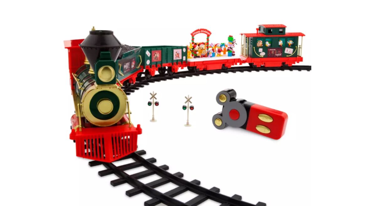 Get the holidays on track with this Mickey Mouse and Friends Making Christmas Magical Train Set