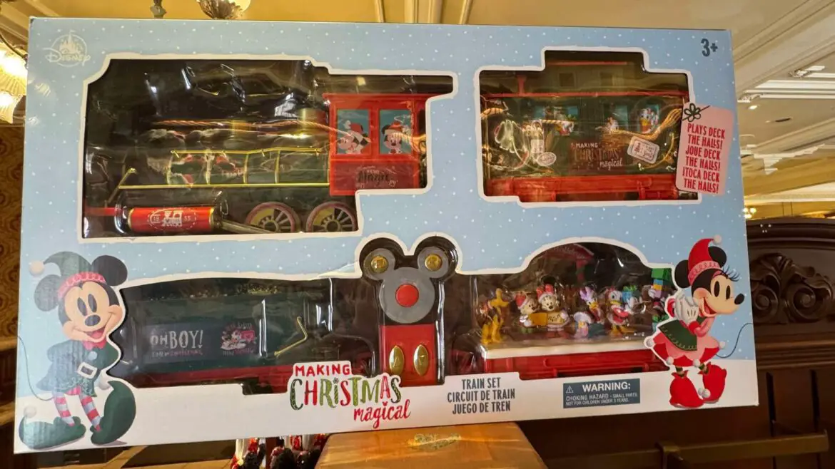 Get the holidays on track with this Mickey Mouse and Friends Making Christmas Magical Train Set!