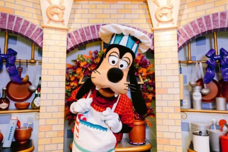 Goofy’s Kitchen at Disneyland Hotel Celebrates the Holidays | Chip and ...